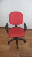 Продам офисное кресло на колесиках красного цвета - Изображение #1, Объявление #304247