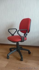 Продам офисное кресло на колесиках красного цвета - Изображение #2, Объявление #304247