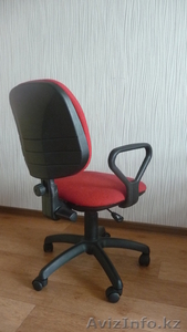 Продам офисное кресло на колесиках красного цвета - Изображение #4, Объявление #304247