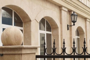 Отделка фасадов зданий травертином,  гранитом,  мрамором