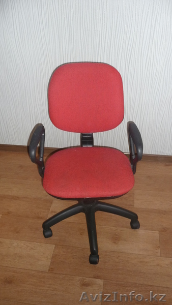Продам офисное кресло на колесиках красного цвета - Изображение #1, Объявление #304247